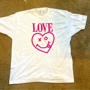 XXL women’s white shirtsleeve graphic tee with love heart emoji NWOT